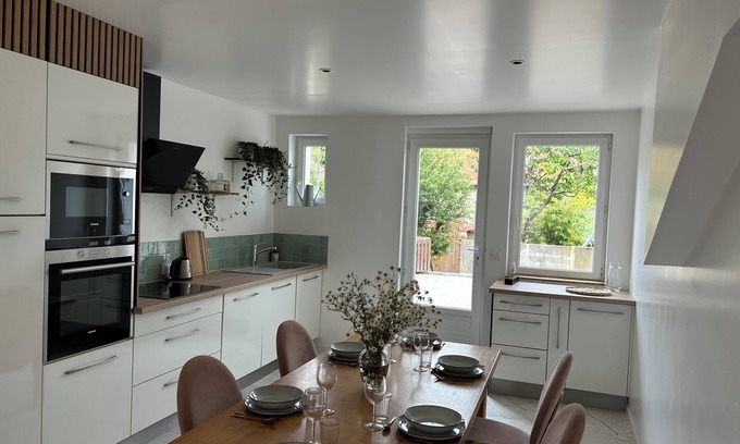 Vire Apartment | Appartement Lumineux et Calme Avec Terrasse et Jardin Dans Centre Ville de Vire