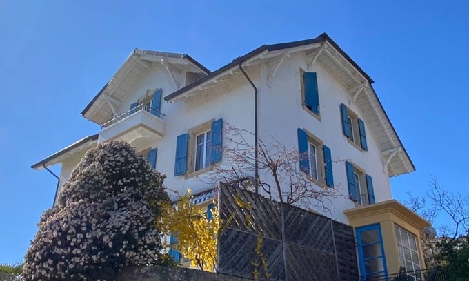 Hauterive Apartment | Appartement Maison Bleue au lac Idéalement Placé et Proche de Tout