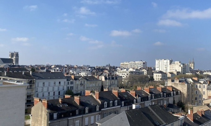 Saint-Serge Apartment | Appartement Panoramique Av. Jeanne Darc 76 M2+ Parking