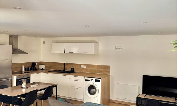 Etoile-sur-Rhone Apartment | Appartement Plein Coeur Village