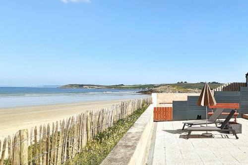 Plonevez-Porzay Apartment | Appartement pour 3 personnes Sur la plage Les pieds dans leau