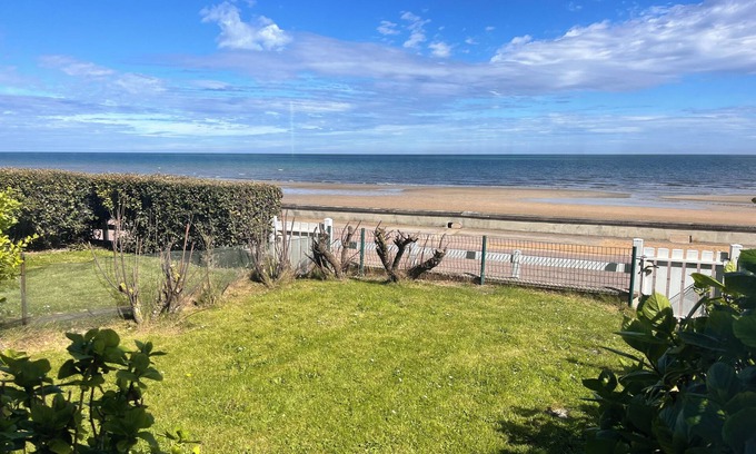 Bernieres-sur-Mer Apartment | Appartement Rez de Jardin, Face à la Mer