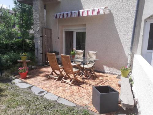 Tence Apartment | Appartement rez de chaussée avec terrasse et jardin