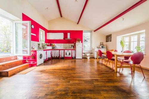 Eymoutiers Apartment | Appartement rouge avec jardin