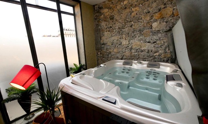 Secteur 2 Bed & Breakfast | Appartement spa privatif Grenoble At Home Spa