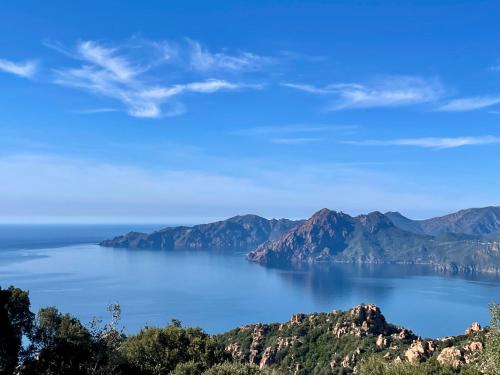 Piana Apartment | Appartement spacieux avec vue mer