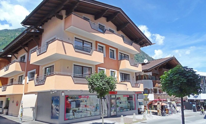 Mayrhofen Apartment | "Appartements Windschnur - Enzian 1" close to the Penken&Ahorn ski areas with WLAN & balcony.