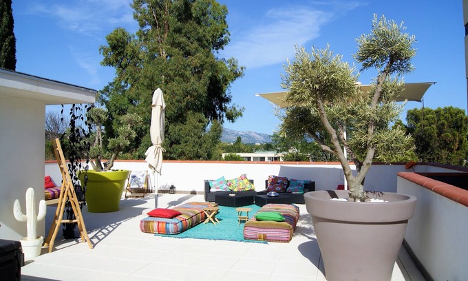 La Penne-sur-Huveaune Apartment | Apparthotel La Girafe