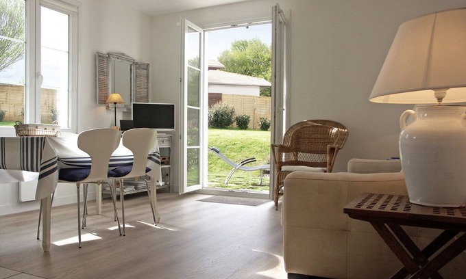 Saint-Pee-sur-Nivelle Apartment | Appartment Ihi-Toki, sunny garden apartment in a breathtaking location