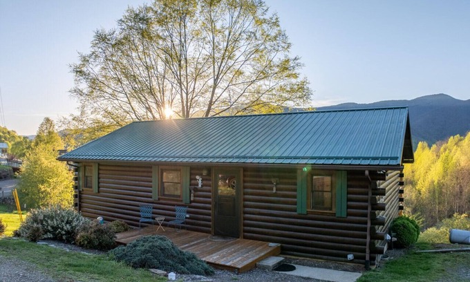Waynesville House | Apple Blossom Cabin - Stunning Mountain Views, Pet Friendly