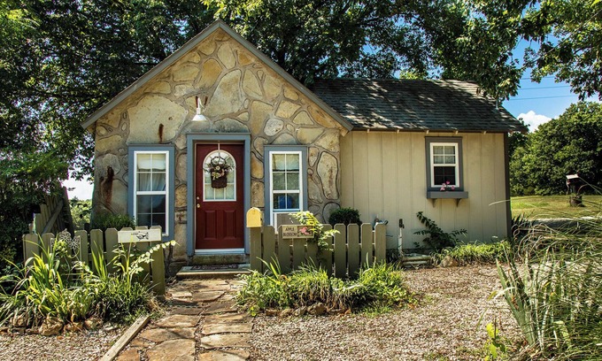 Eureka Springs Cabin | Apple Blossom Cottage of Stone Meadow Resort is situated on a beautiful 14-acre meadow in the country near Eureka Springs, Arkansas with easy highway access.