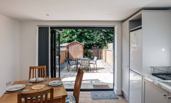 Henley House | Apple Blossom - Central Henley with free road parking