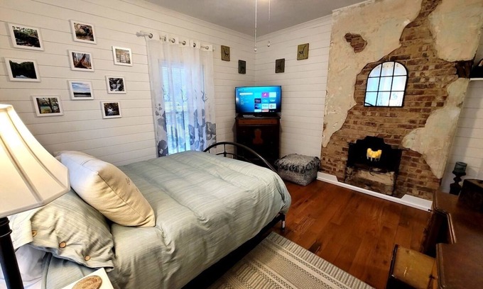 Bristol House | Apple Hill Bungalow, Family and PET Friendly!