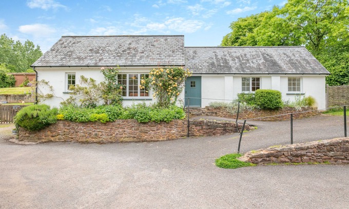 Crediton House | Apple Tree Cottage - East Forde Farm