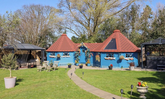 Dolphin Cottage | APPLEJACKS ORCHARD, pet friendly, with hot tub in Holywell
