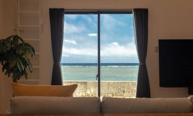 Taketomi-jima Taketomi-cho House | Approximately 10 minutes drive to downtown and airport! Stay" ⇨ "Live" "Another Home by the Sea" - Enjoy an extraordinary experience on Ishigaki Island and spend your time as you would in everyday life.