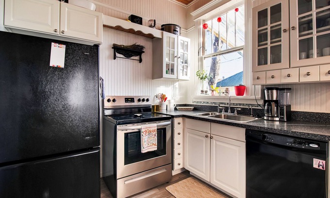 Palisade House | Après Vin-Dog Friendly Bungalow in Wine Country, Festivals & Fruit Stands!