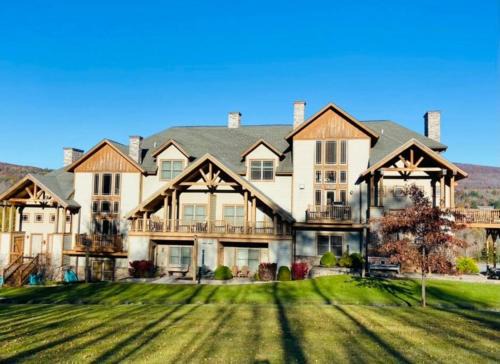 Hunter Apartment | Apres Ski Luxury Condo Ski-in/out *NEW*