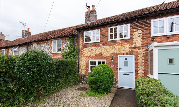 East Rudham Cottage | April Cottage - a self catering cottage that sleeps 4 guests in 2 bedrooms