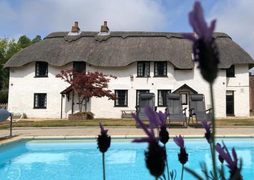 New Forest District House | April Cottage, luxurious accommodation for coast and forest with pool & hot tub