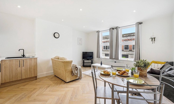 Trafford Apartment | Apt 1 Causeway · Modern Apartment | Pass the Keys