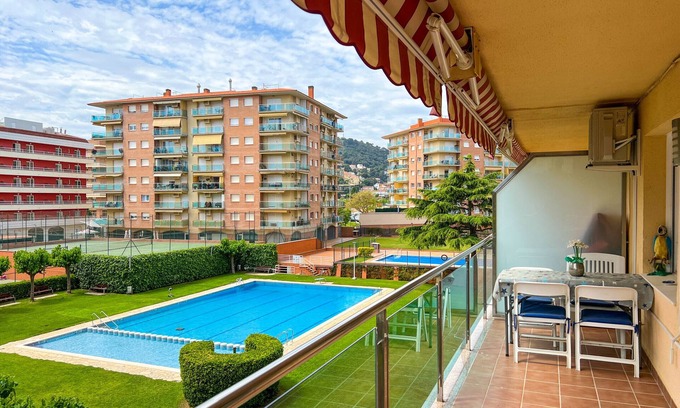 Santa Susanna Apartment | Apt 2 pax on the Santa Susanna promenade. Community pool and garden, free wifi and air conditioning in the living room. Excellent location, 3 min from the beach, shops, bars and restaurants. Lively area! Vivalidays Lora.
