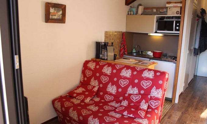 Eclose-Est Apartment | Apt (expo south), open view, nice and quiet. Locs Sunday to Sunday