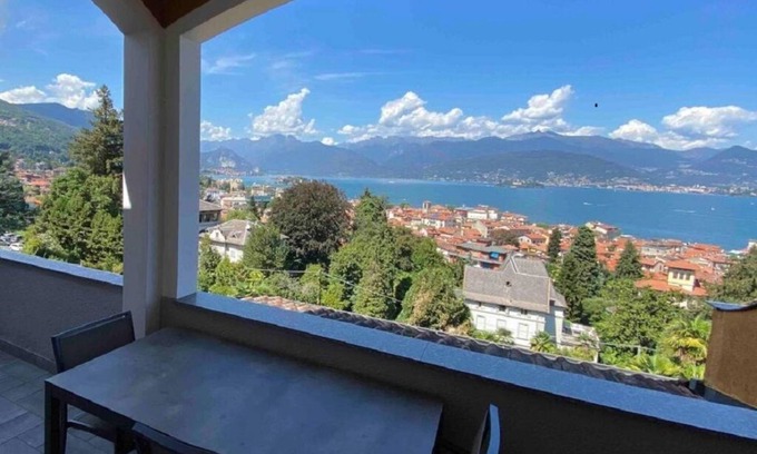 Stresa Apartment | Apt nr centre of Stresa, balcony, WiFi, air/con and wonderful view over the lake