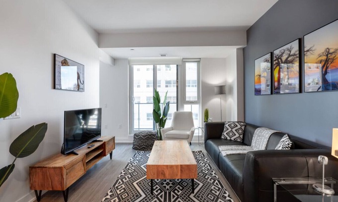 Centretown West Apartment | Apt w/Den and Rooftop, Steps to Little Italy