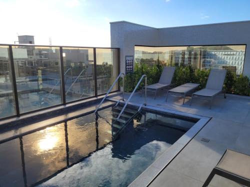 Bombas Apartment | Apto novo 2 suítes, alto padrão, familiar, piscina aquecida no condomínio, 1 quadra mar