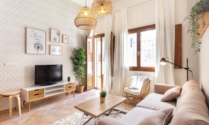 San Ildefonso Apartment | Apto Real Bajo Cartuja. Apartment with private patio and Wi-Fi.