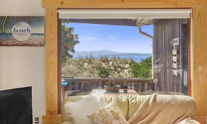 Lauderdale House | Aqua Beachfront ! Sleeps 8, 3 x QS Beds and 2 Single Beds