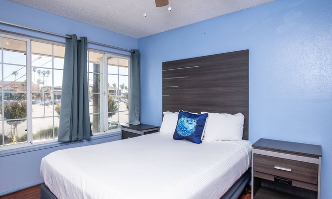 Beach Hill - Beach Flats Hotel | Aqua Breeze Inn
