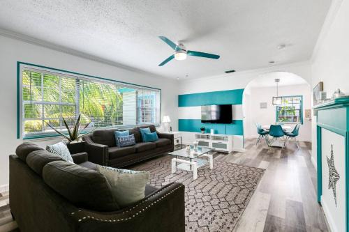 Royal Poinciana House | Aqua Breeze Villa