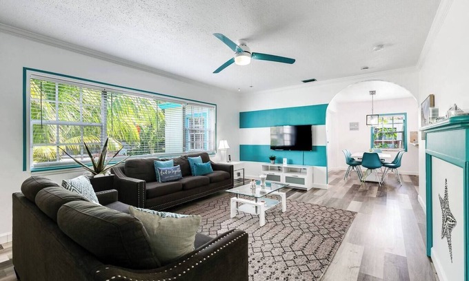 Royal Poinciana House | Aqua Breeze Villa with King Bed