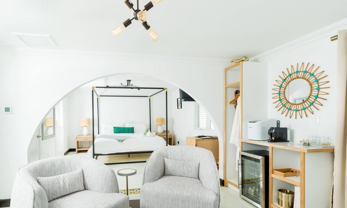 Aquebogue Hotel | Aqua by American Beech - Rooftop Suite