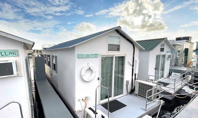 Tavernier Boat Rental | Aqua Lodge Houseboat "Yellow Tail "