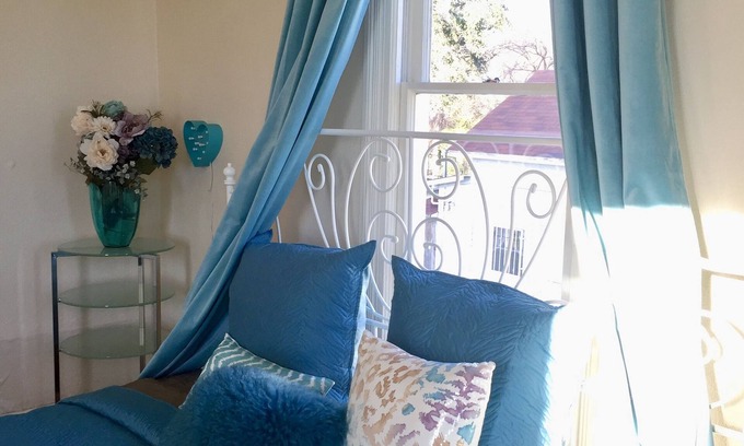 Government Hill House | Aqua ROOM! with shared Bathroom inside a House.