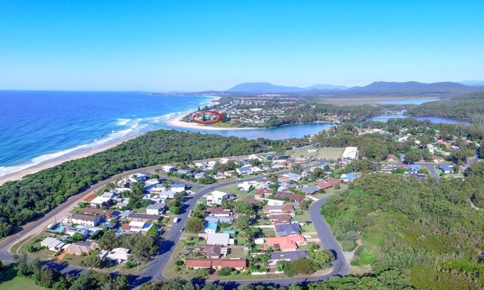 Lake Cathie Villa | Aqua View - cozy villa opposite the lake