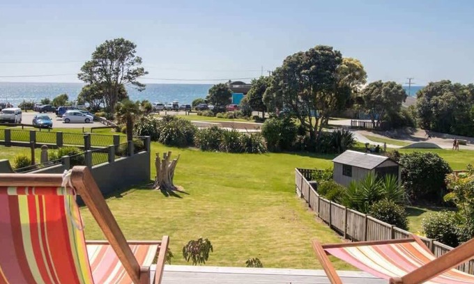 Oakura House | Aqua Vista On Arden - beachfront bach in Oakura