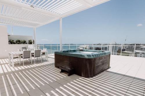 Maroochydore Apartment | Aquavista Penthouse - Stunning 180 Views