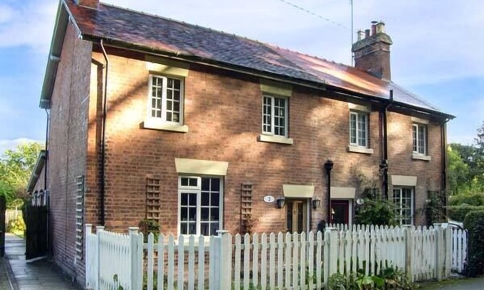 Chirk Bank Cottage | AQUEDUCT COTTAGE, family friendly, character holiday cottage in Chirk