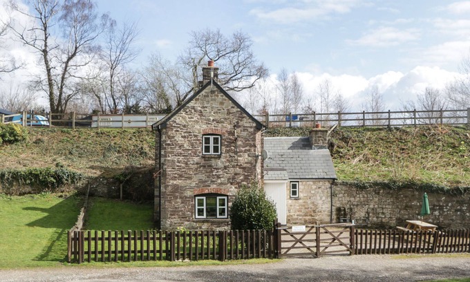 Llanvair Kilgeddin Cottage | Aqueduct Cottage