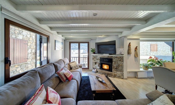 Pujo House | ARANESE HOUSE, A MIX OF RUSTIC AND MODERN STYLE NEAR BAQUEIRA by ETH FLÒC