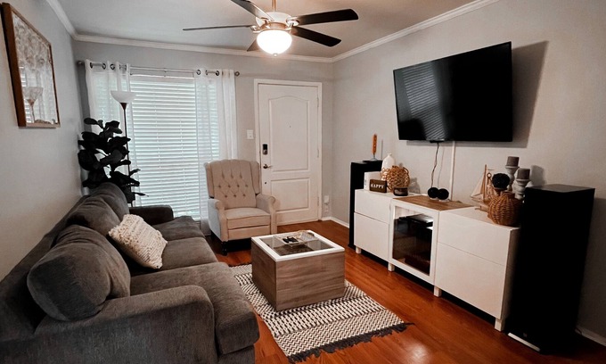 South Side House | Arbor Villa - A Charming 3/2 Home