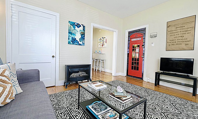 Lower Greenville Apartment | Arboretum Tickets Available, The Artist's Corner