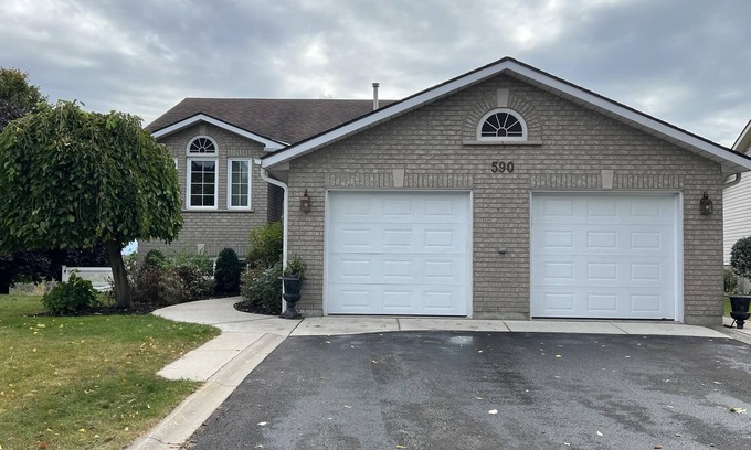 Kingston House | Arbour Ridge Vacation Home - Trail View! 5 bedrooms, 7 beds