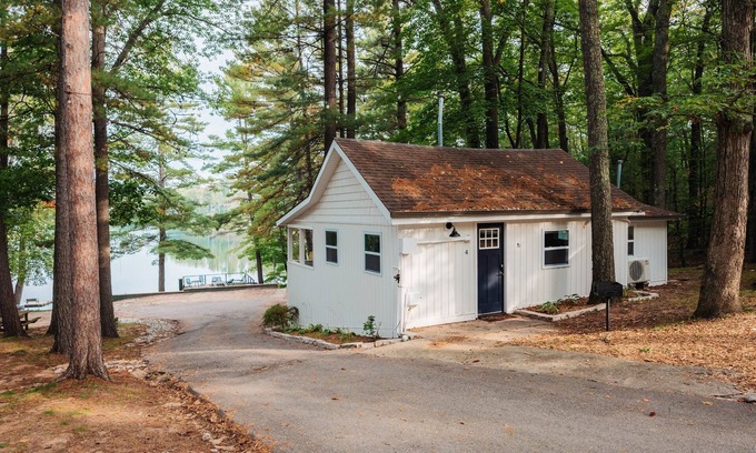 Mayfield House | Arbutus Lake Escape | Pontoon Rentals | Fishing