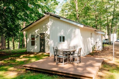 Mayfield House | Arbutus Lake-King Suite-Pontoon Rentals