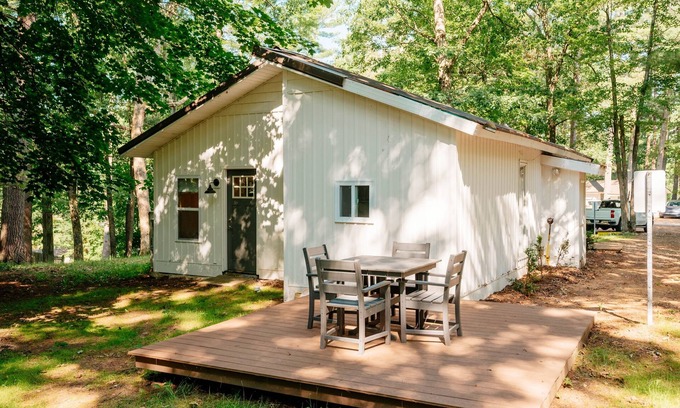 Mayfield House | Arbutus Lake | King Suite | Pontoon Rentals